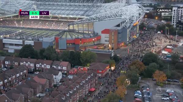 Kibice Manchesteru United w 65. minucie meczu z Liverpoolem OPUSZCZALI stadion!